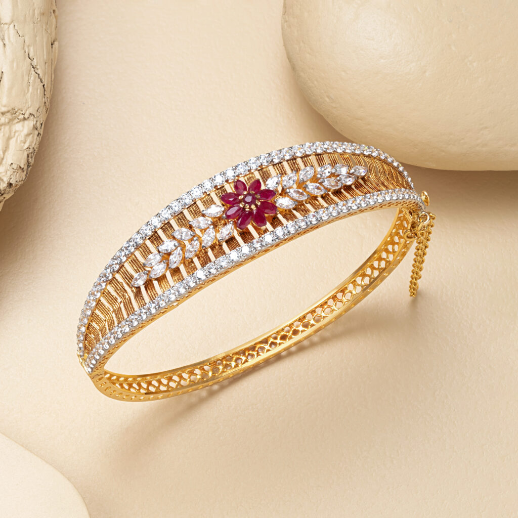 Fine gold bangle by Hibaat