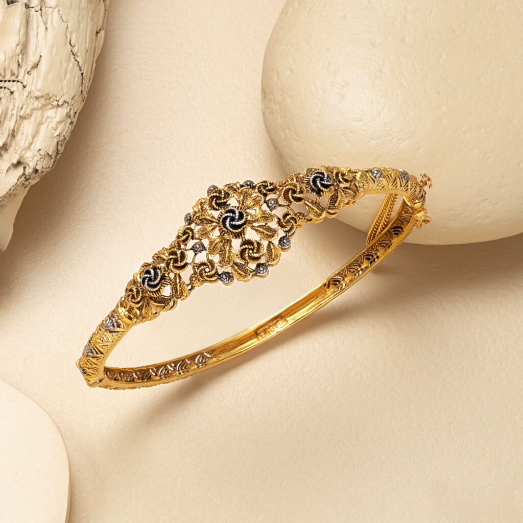 Fine gold bangle by Hibaat