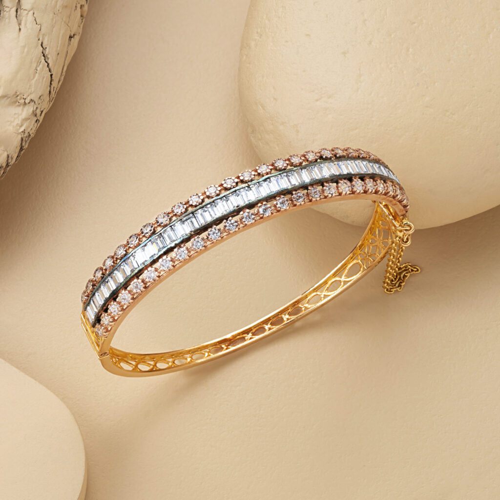 Fine gold bangle by Hibaat