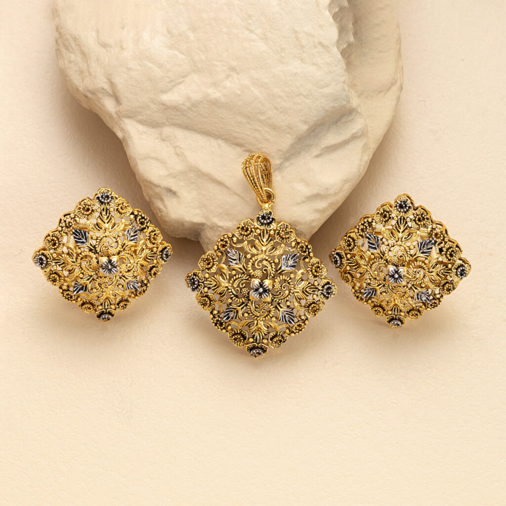 Fine gold pendant set by Hibaat