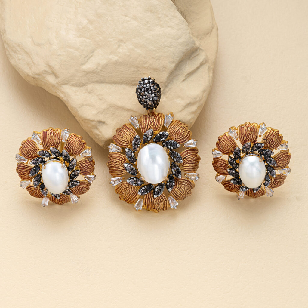Fine gold pendant set by Hibaat