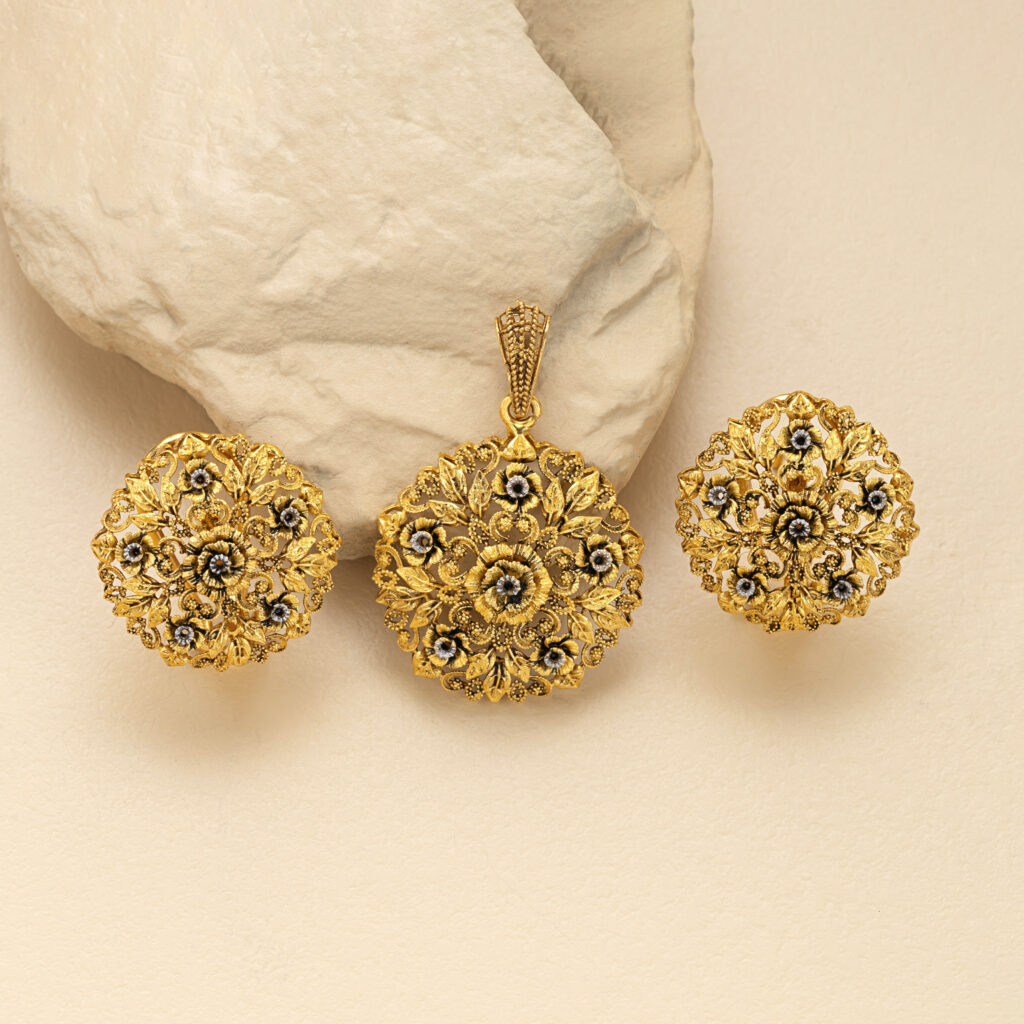 Fine gold pendant set by Hibaat