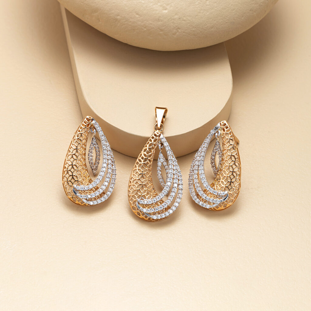 Fine gold pendant set by Hibaat