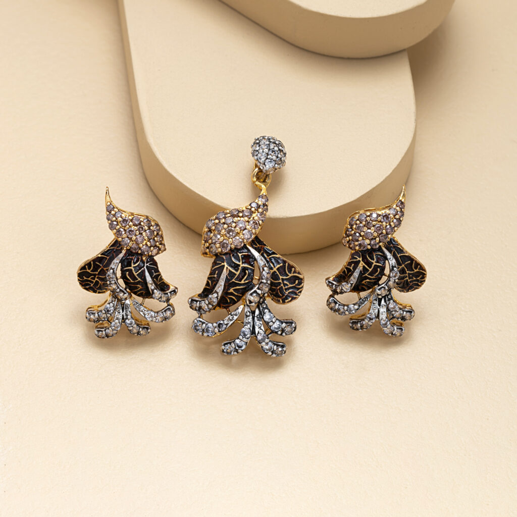Fine gold earrings by Hibaat