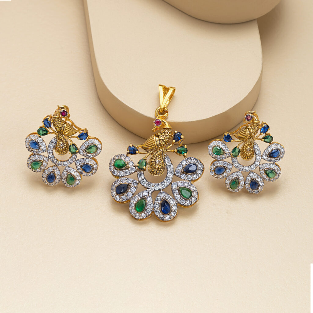 Fine gold emerald pendant set by Hibaat
