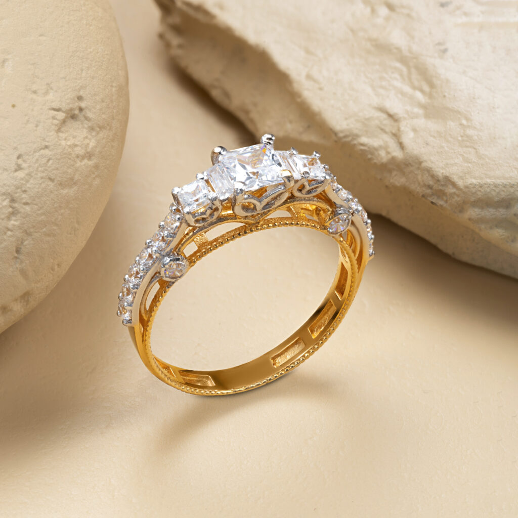 Fine gold ring by Hibaat