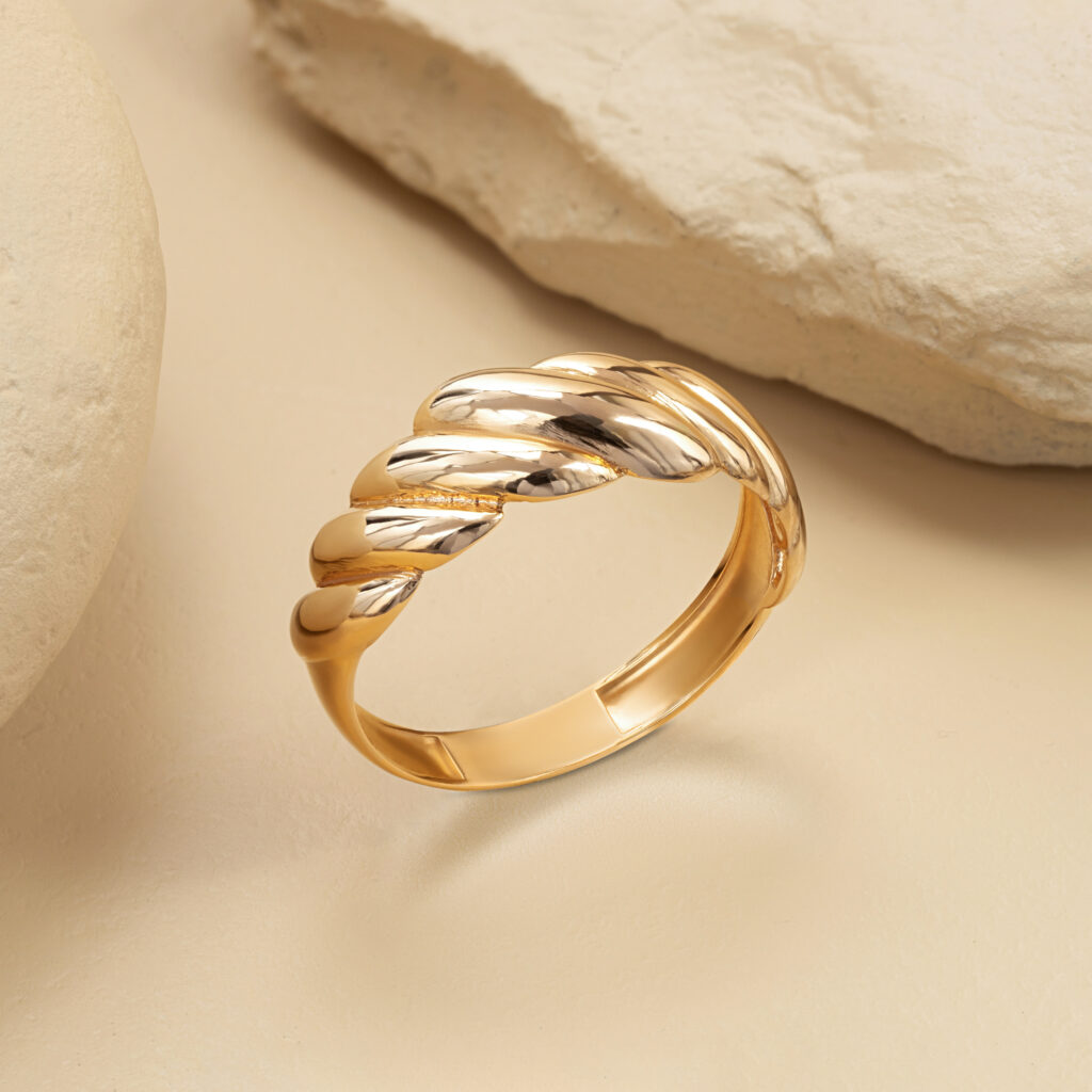Fine gold ring by Hibaat