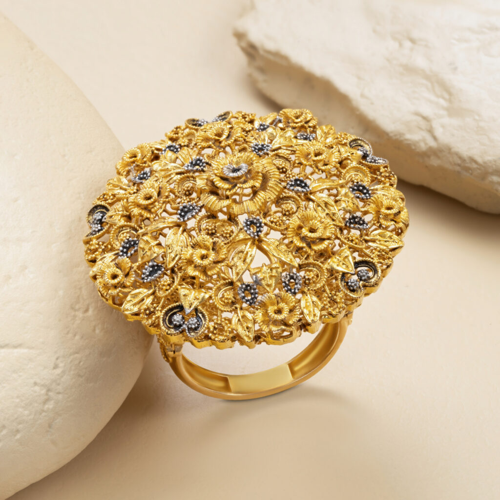 Fine gold ring by Hibaat