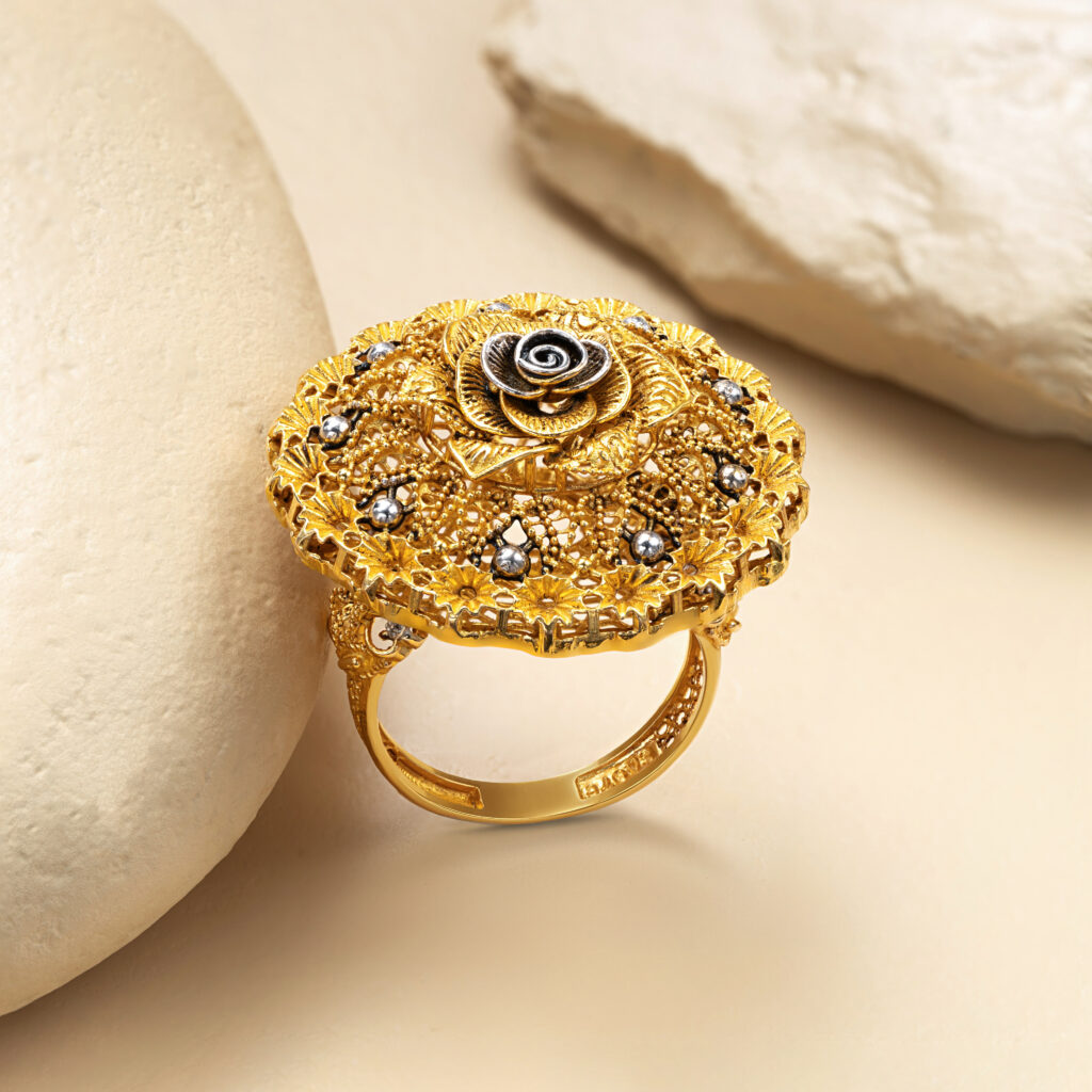 Fine gold ring by Hibaat