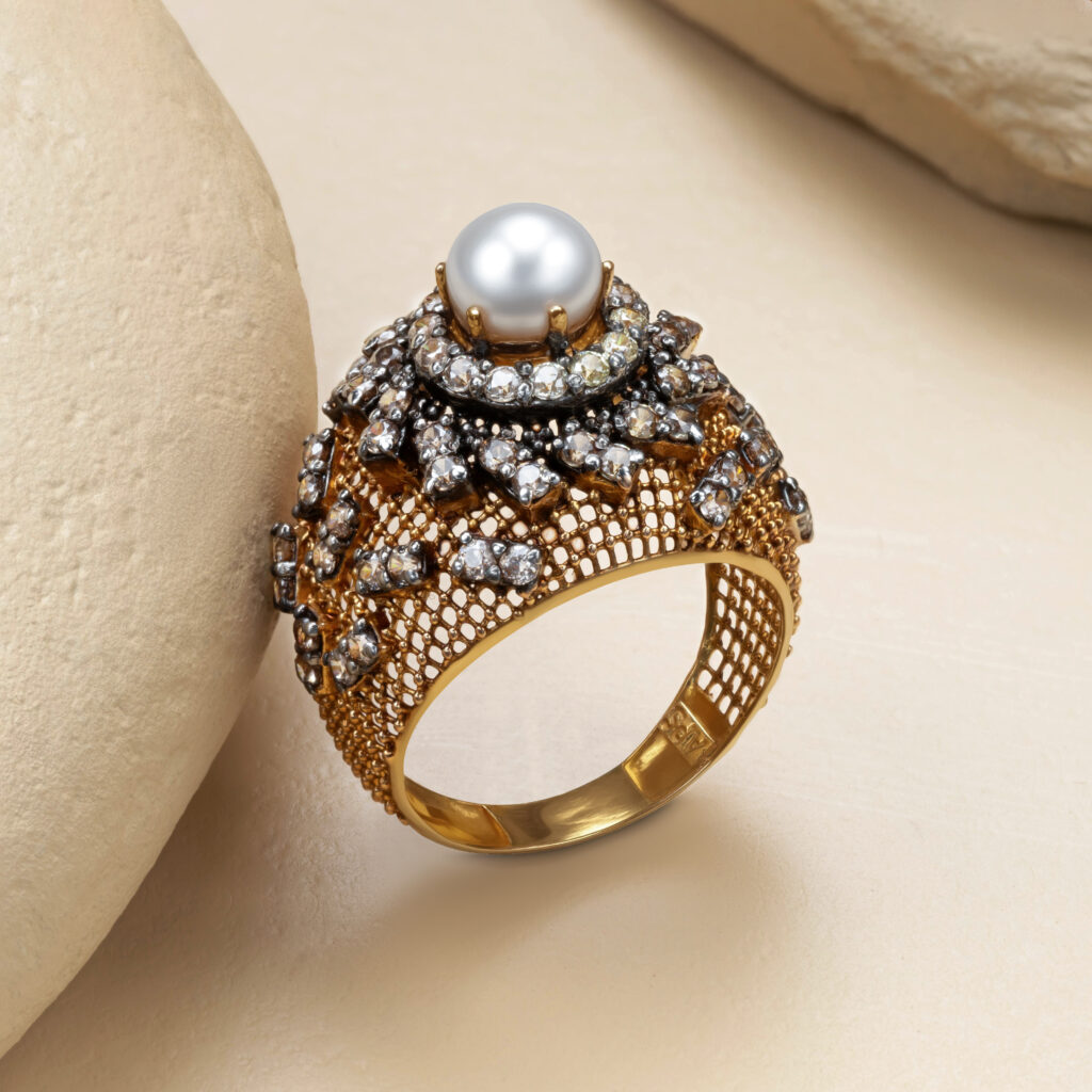 Fine gold ring by Hibaat