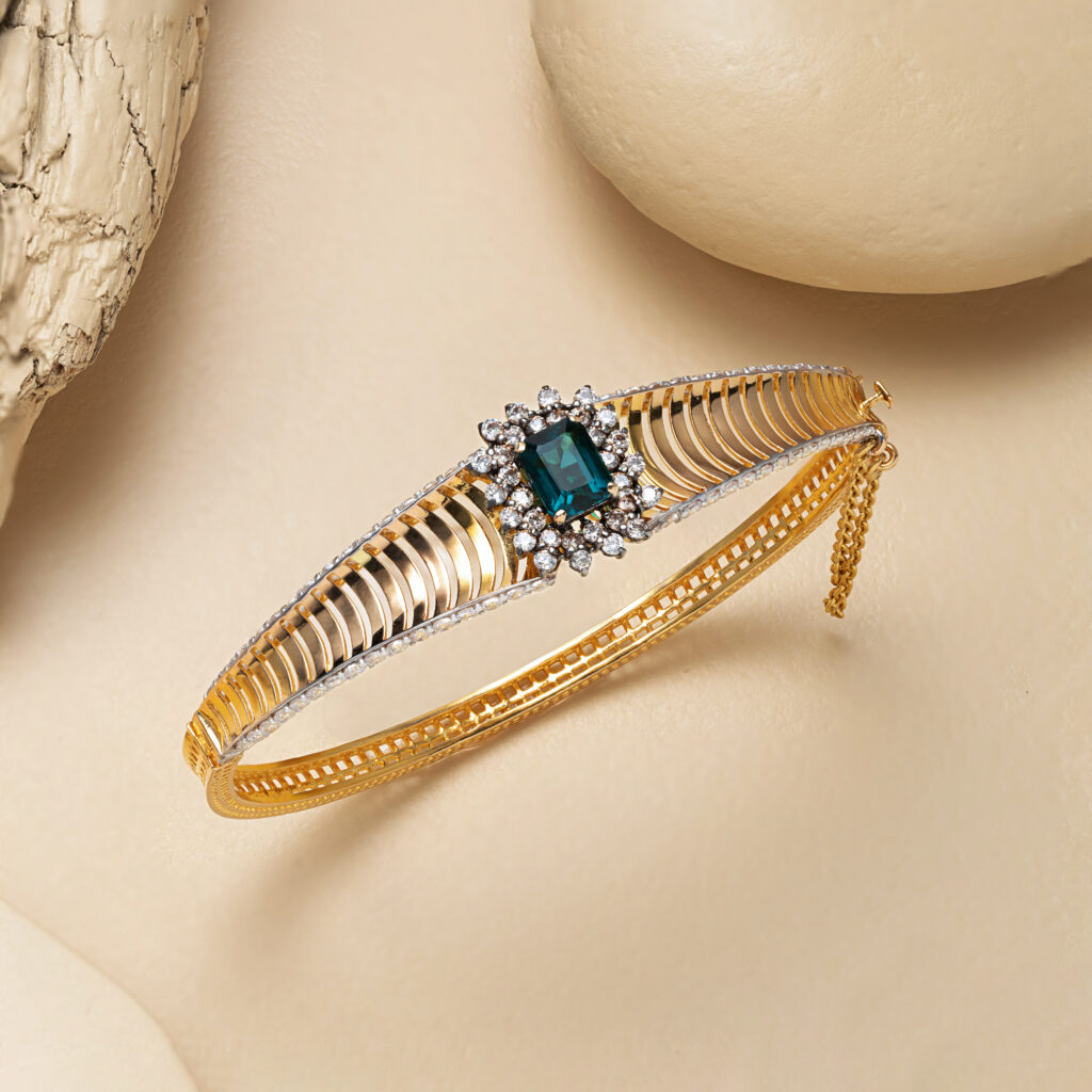 Fine gold bangle by Hibaat