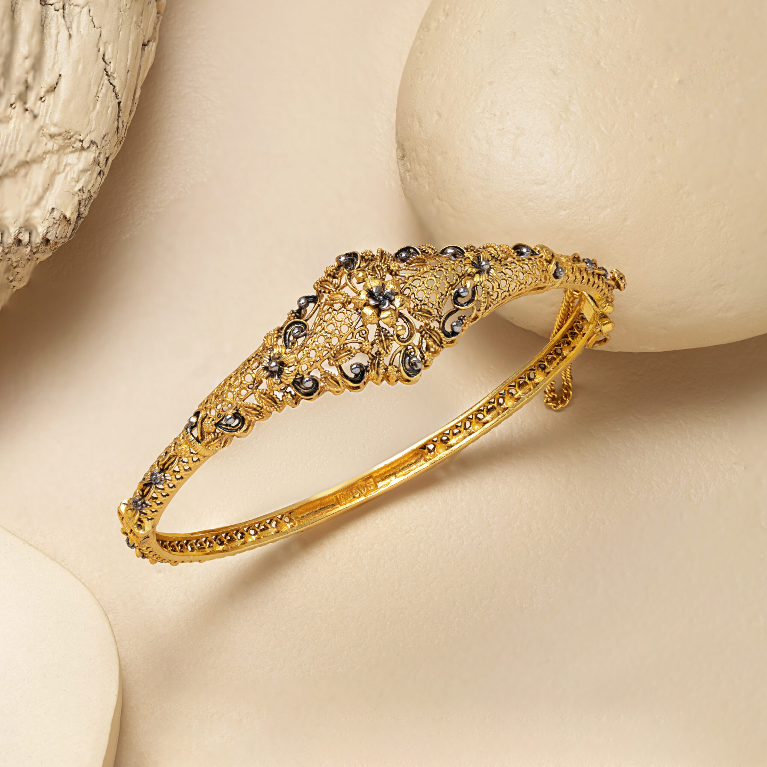 Antique floral kada in 22 carat gold