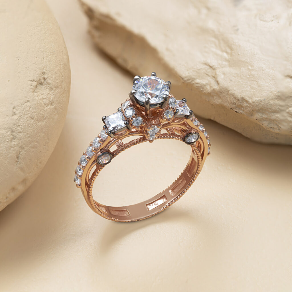Fine gold ring by Hibaat
