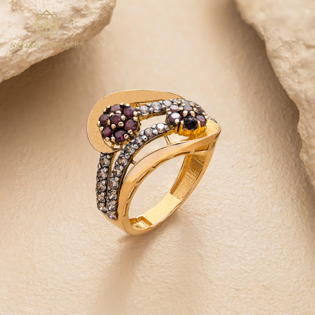 Fine gold ring by Hibaat