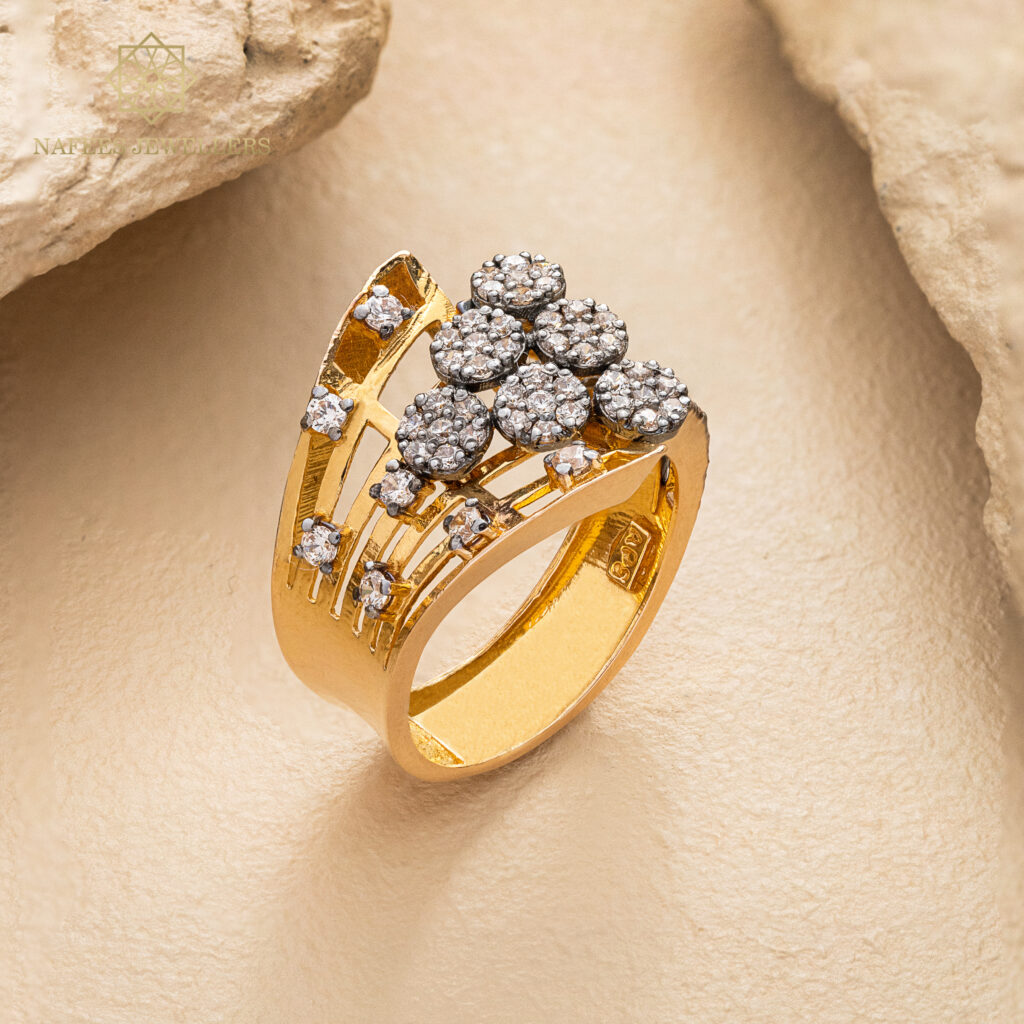 Fine gold ring by Hibaat