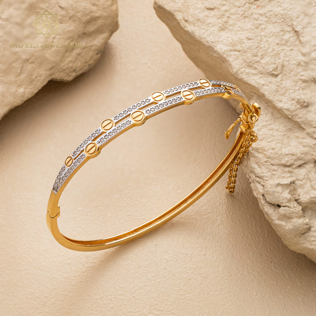 Fine gold bangle by Hibaat