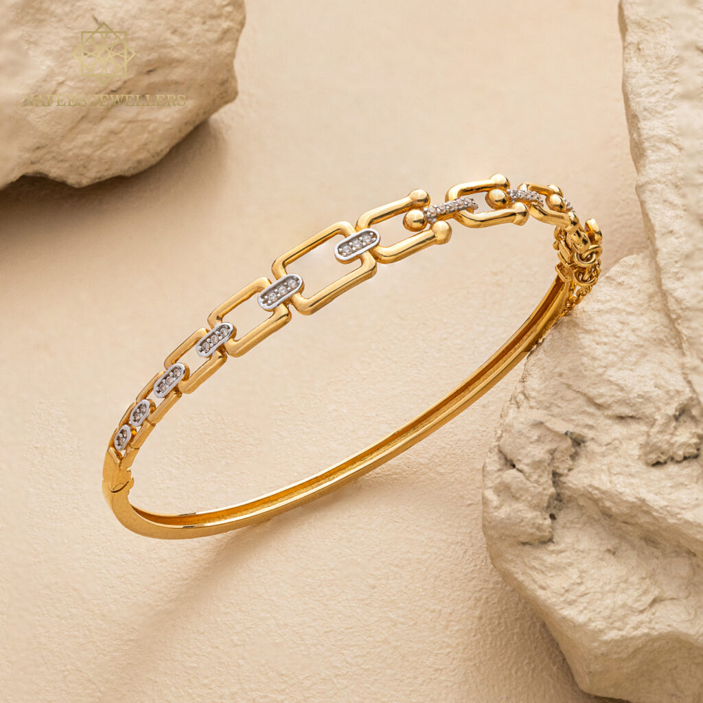 Fine gold bangle by Hibaat