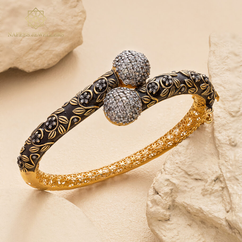 Fine gold bangle by Hibaat
