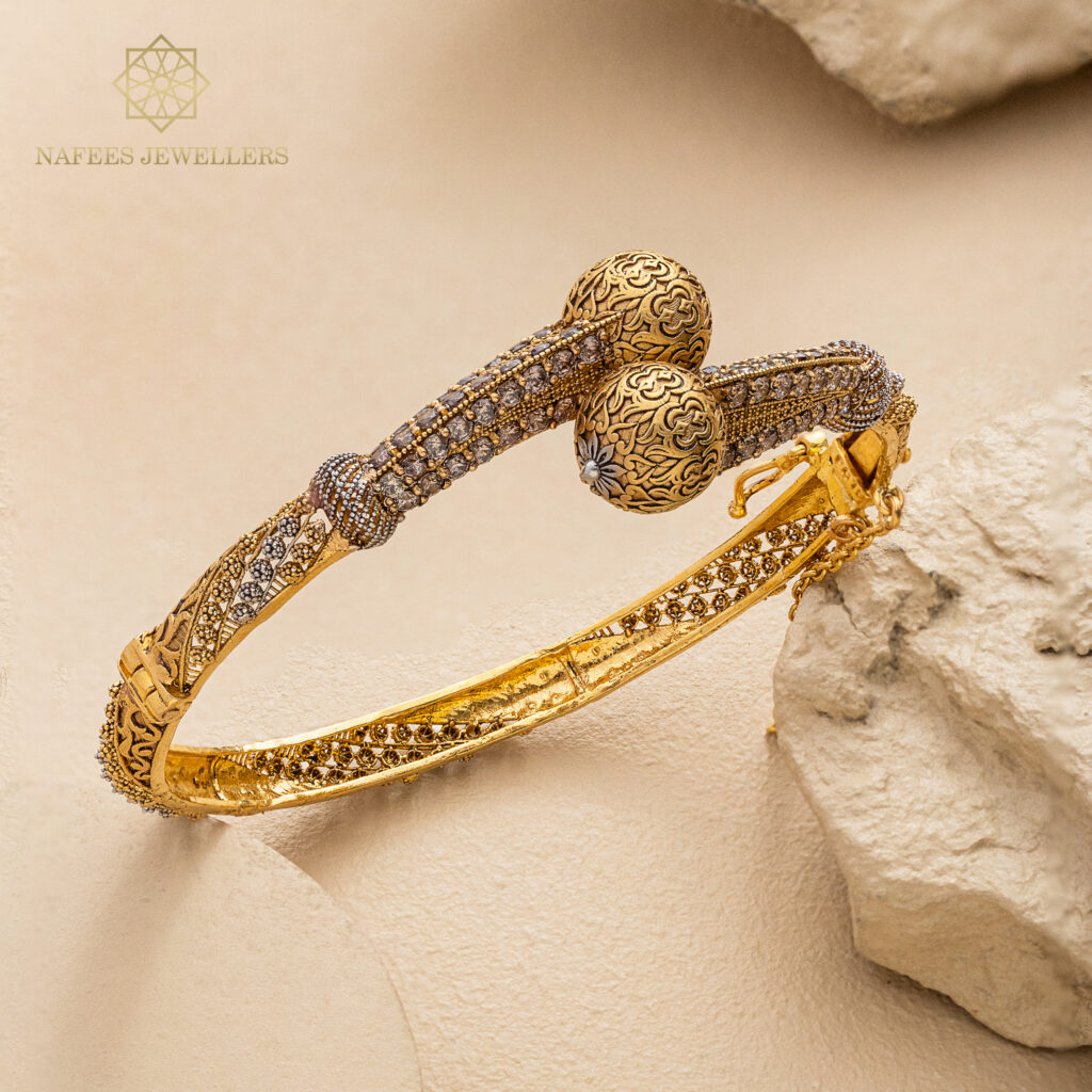 Fine gold bangle by Hibaat