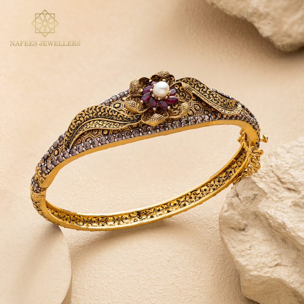 Fine gold bangle by Hibaat