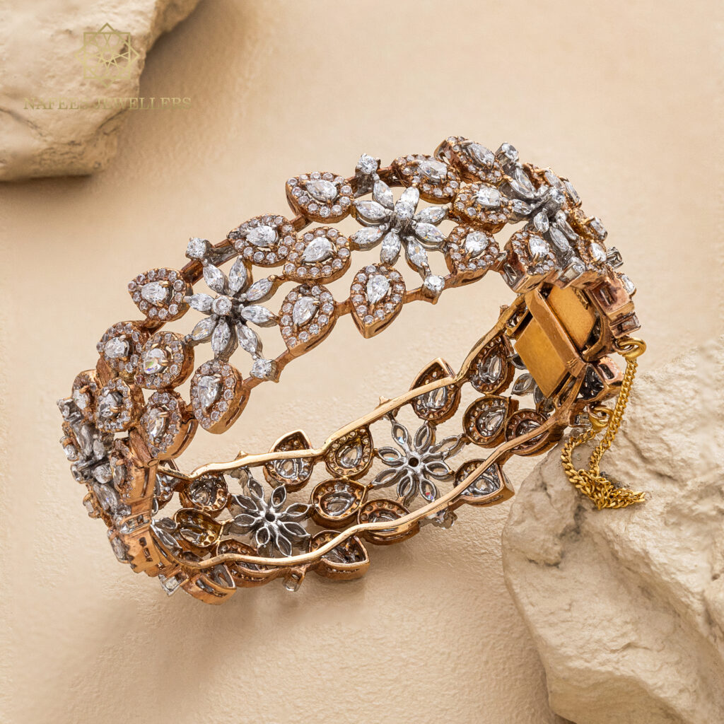 Fine gold bangle by Hibaat