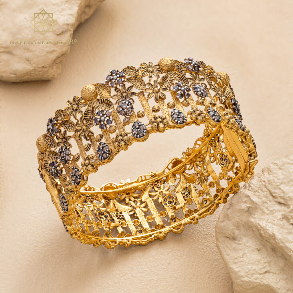 Fine gold bangle by Hibaat