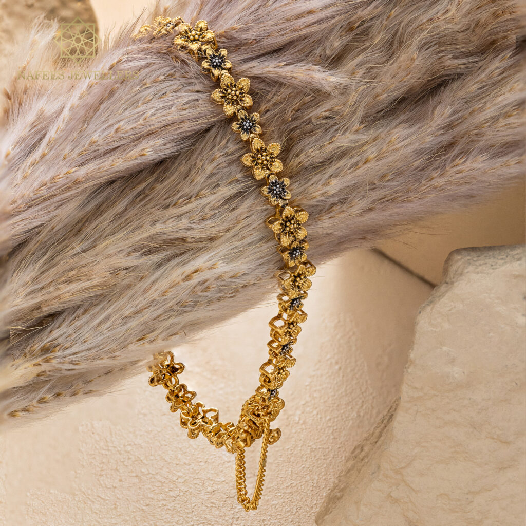 Fine gold bracelet by Hibaat