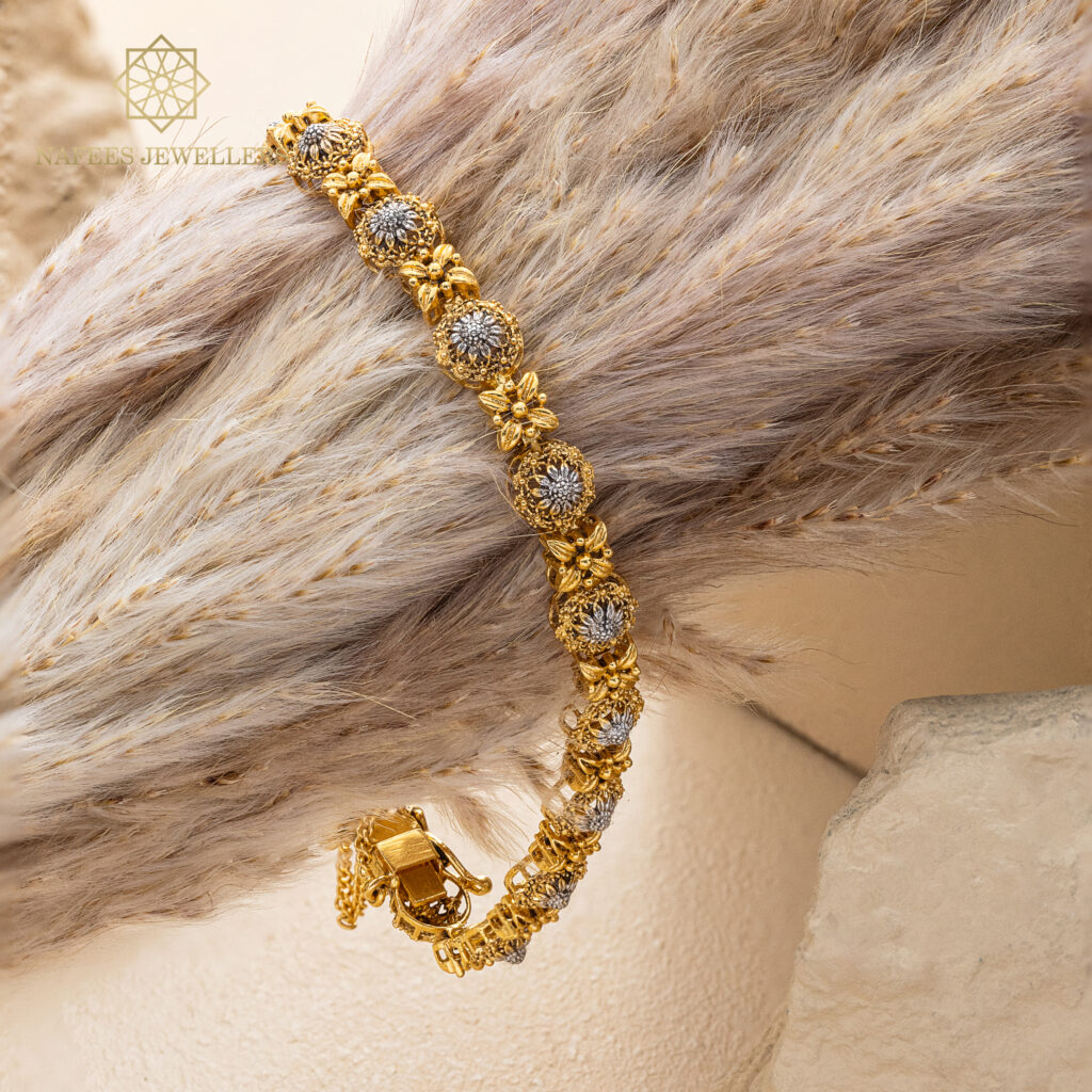 Fine gold bracelet by Hibaat
