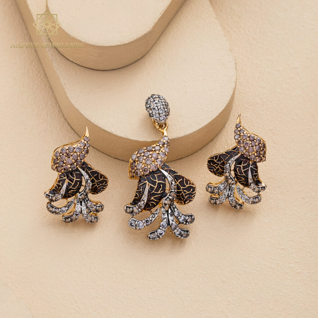 Fine gold pendant set by Hibaat