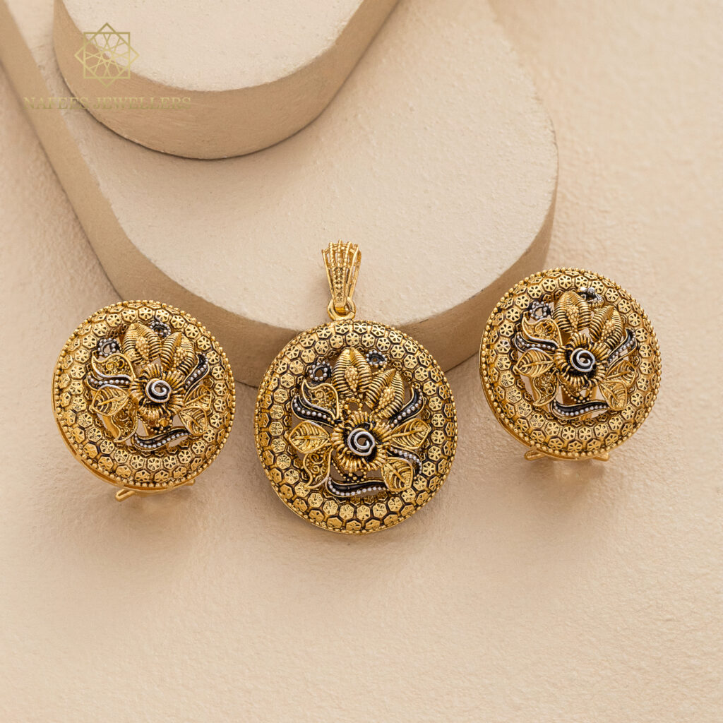 Fine gold pendant set by Hibaat