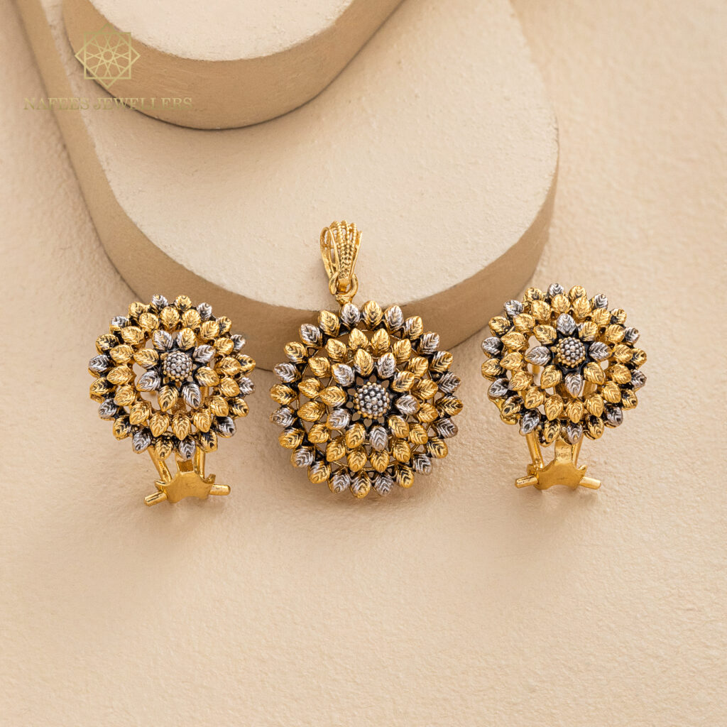 Fine gold pendant set by Hibaat