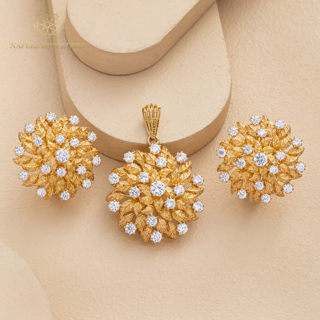 Fine gold pendant set by Hibaat