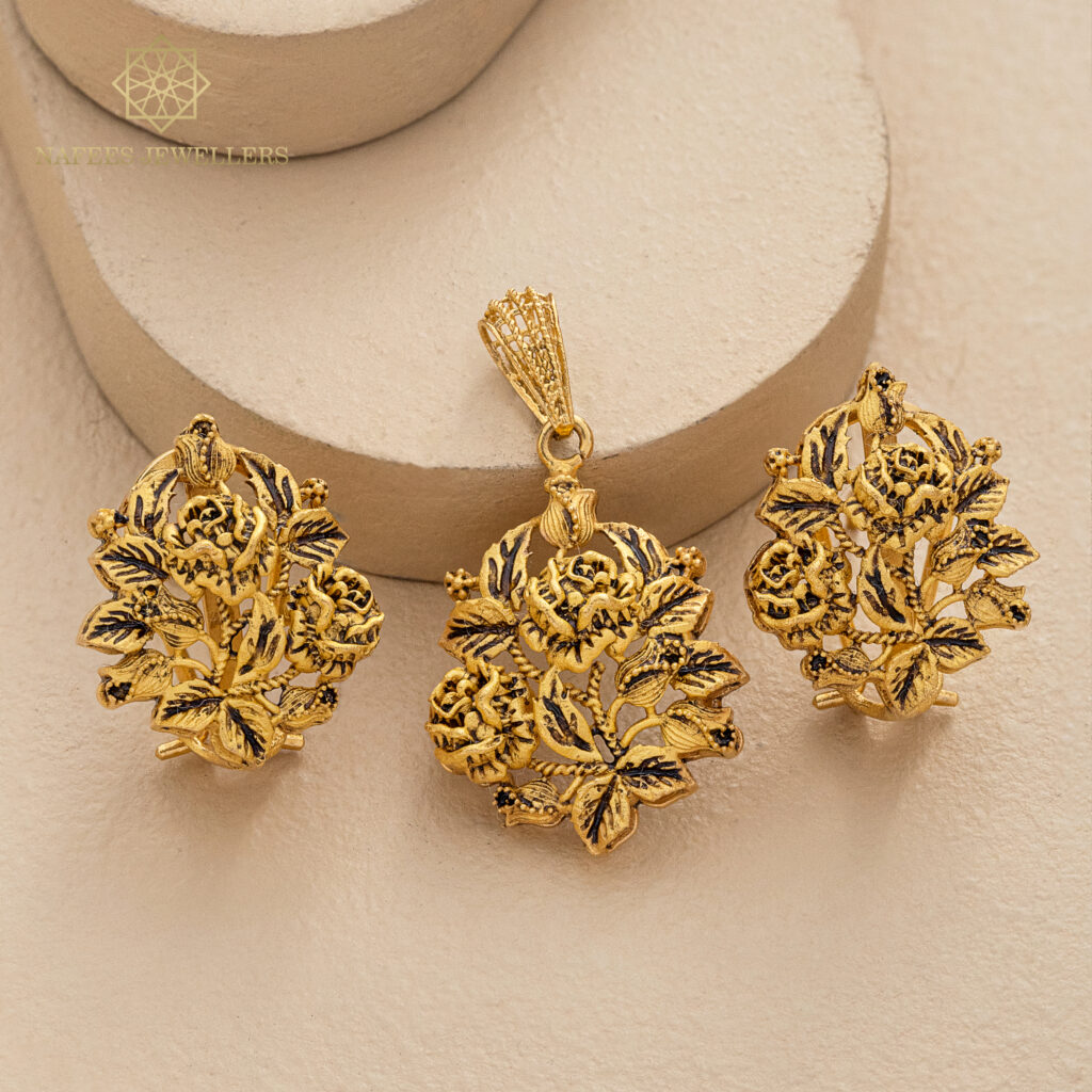 Fine gold earrings by Hibaat