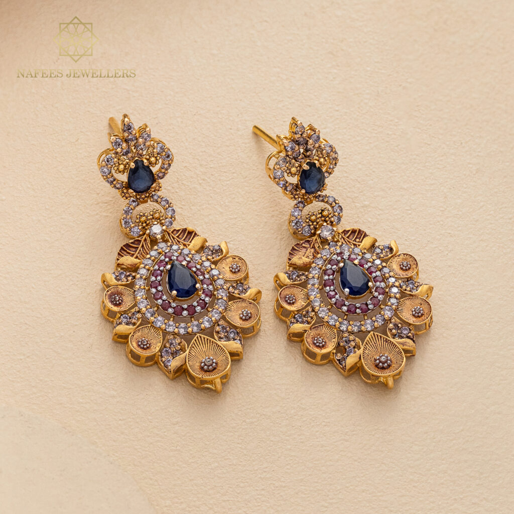 Fine gold earrings by Hibaat