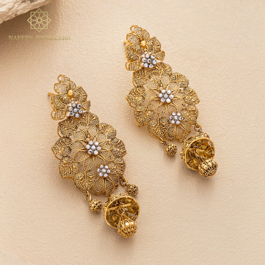 Fine gold earrings by Hibaat