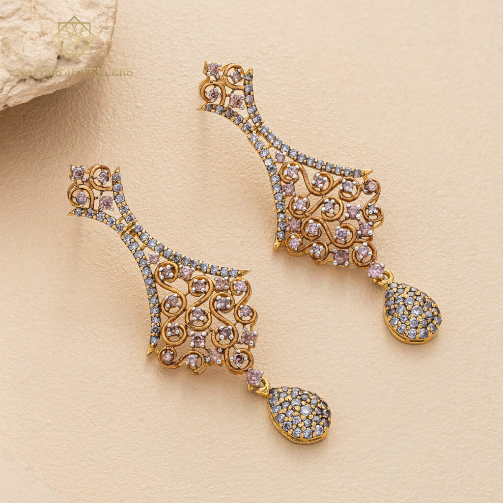 Fine gold earrings by Hibaat
