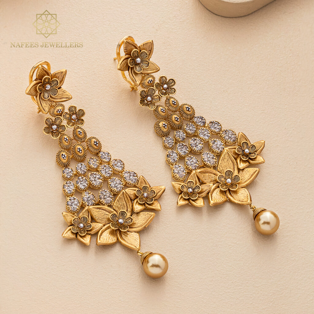 Fine gold earrings by Hibaat