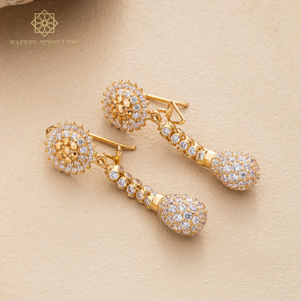 Fine gold earrings by Hibaat