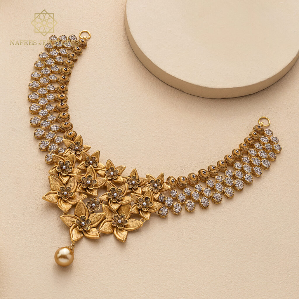 Fine gold necklace by Hibaat
