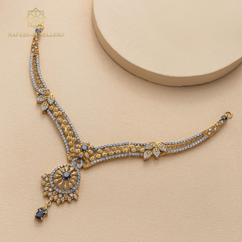 Fine gold necklace by Hibaat