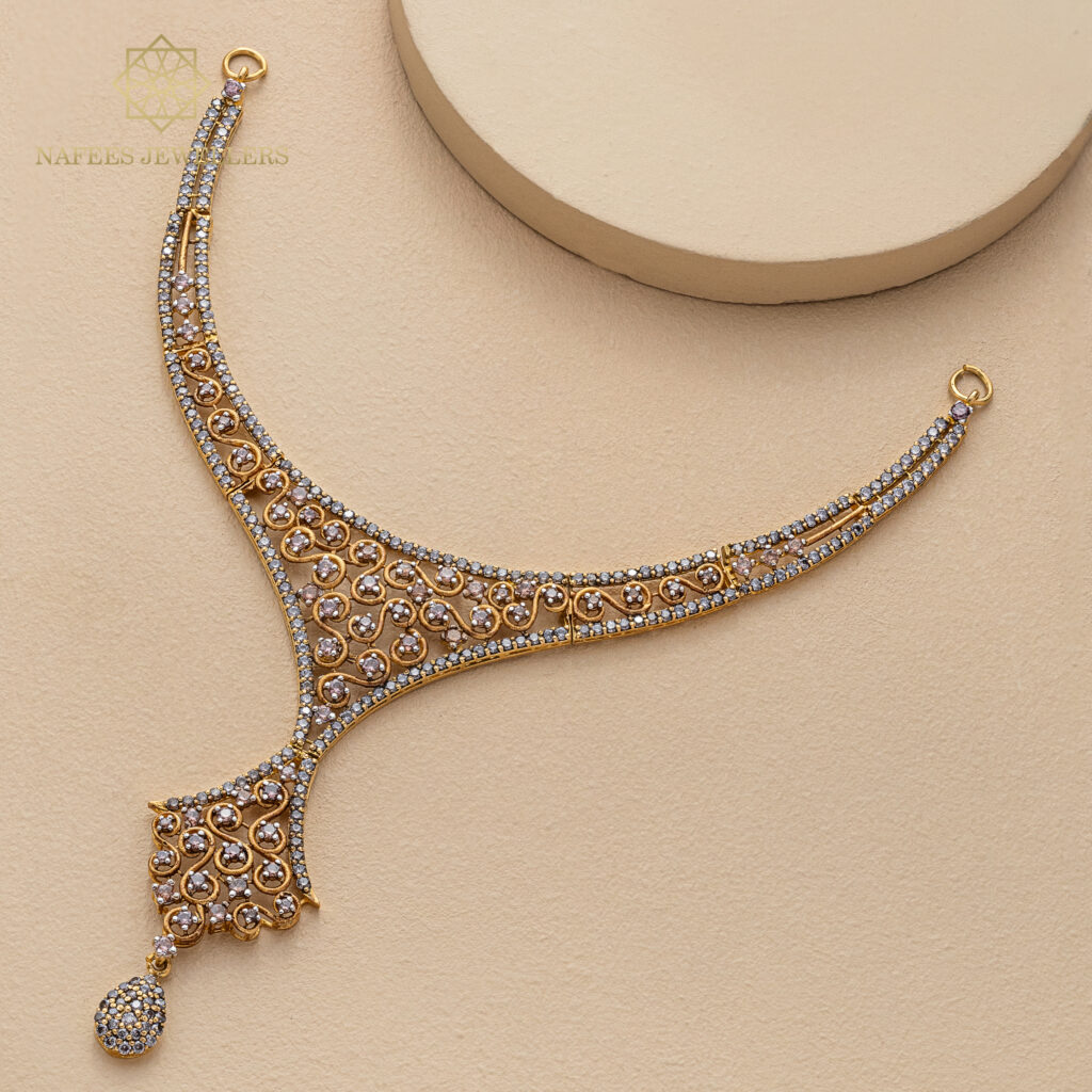 Fine gold necklace by Hibaat