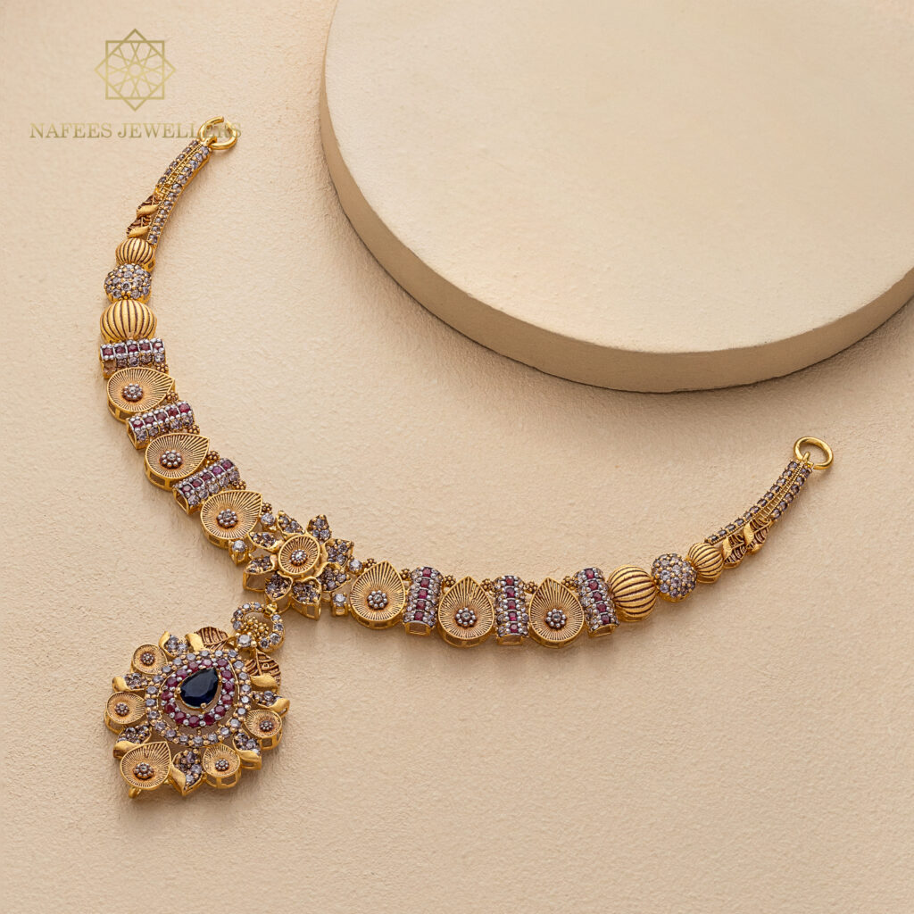 Fine gold necklace by Hibaat