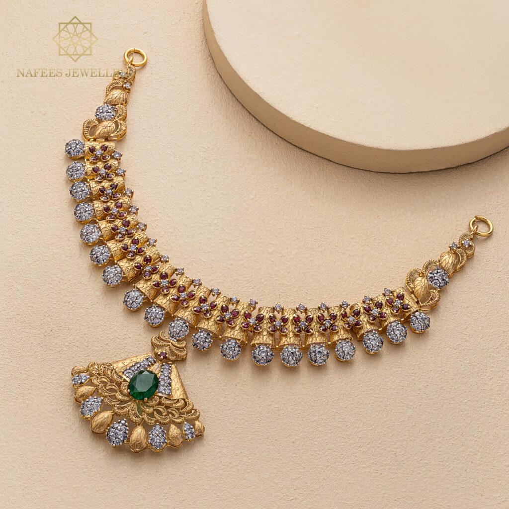 Fine gold necklace by Hibaat