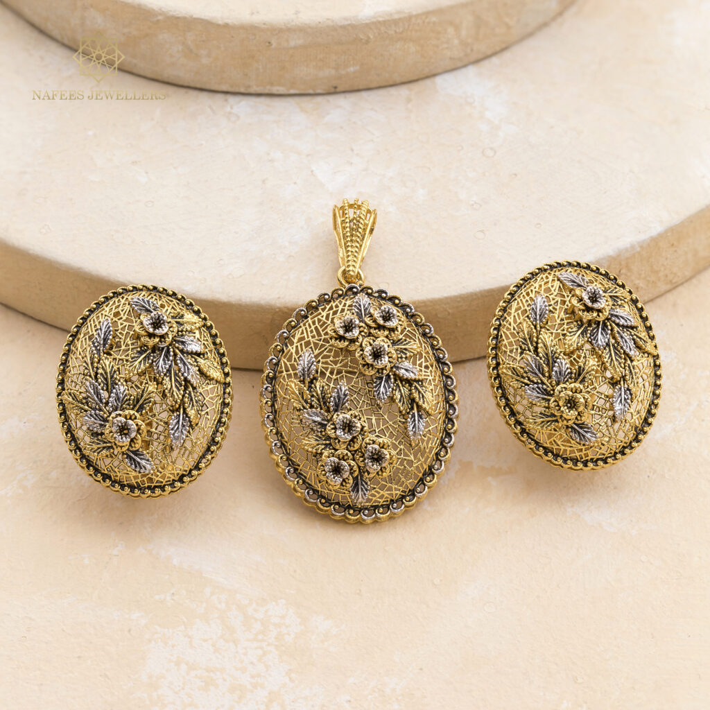 Fine gold pendant set by Hibaat
