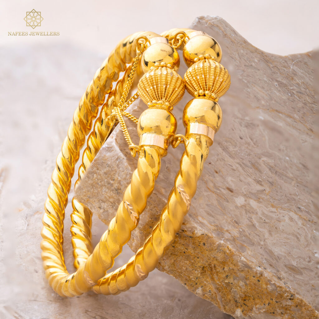 Fine gold bangle by Hibaat