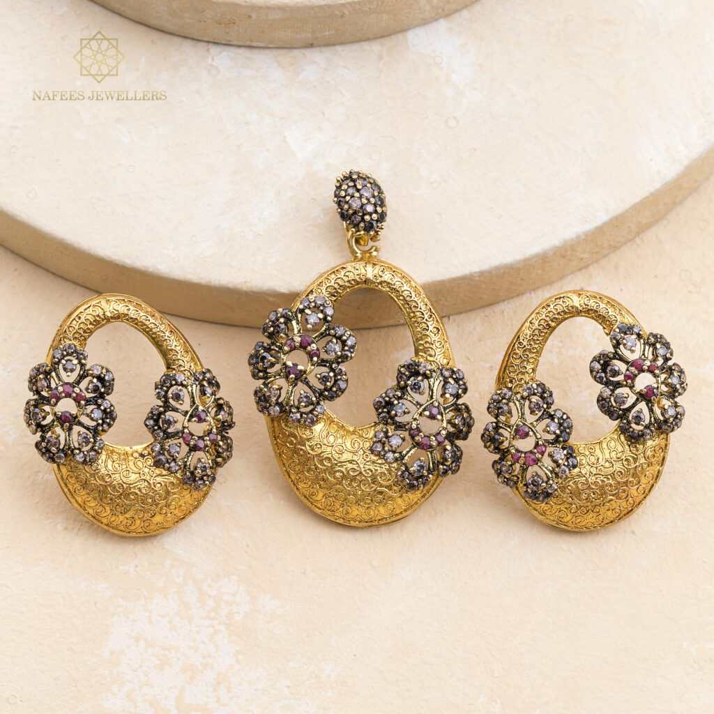 Fine gold pendant set by Hibaat