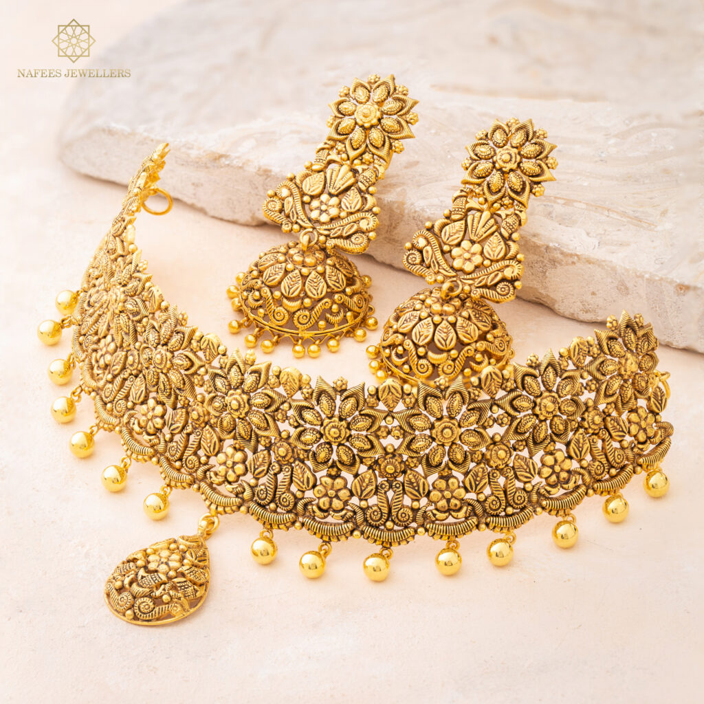 Fine gold necklace by Hibaat