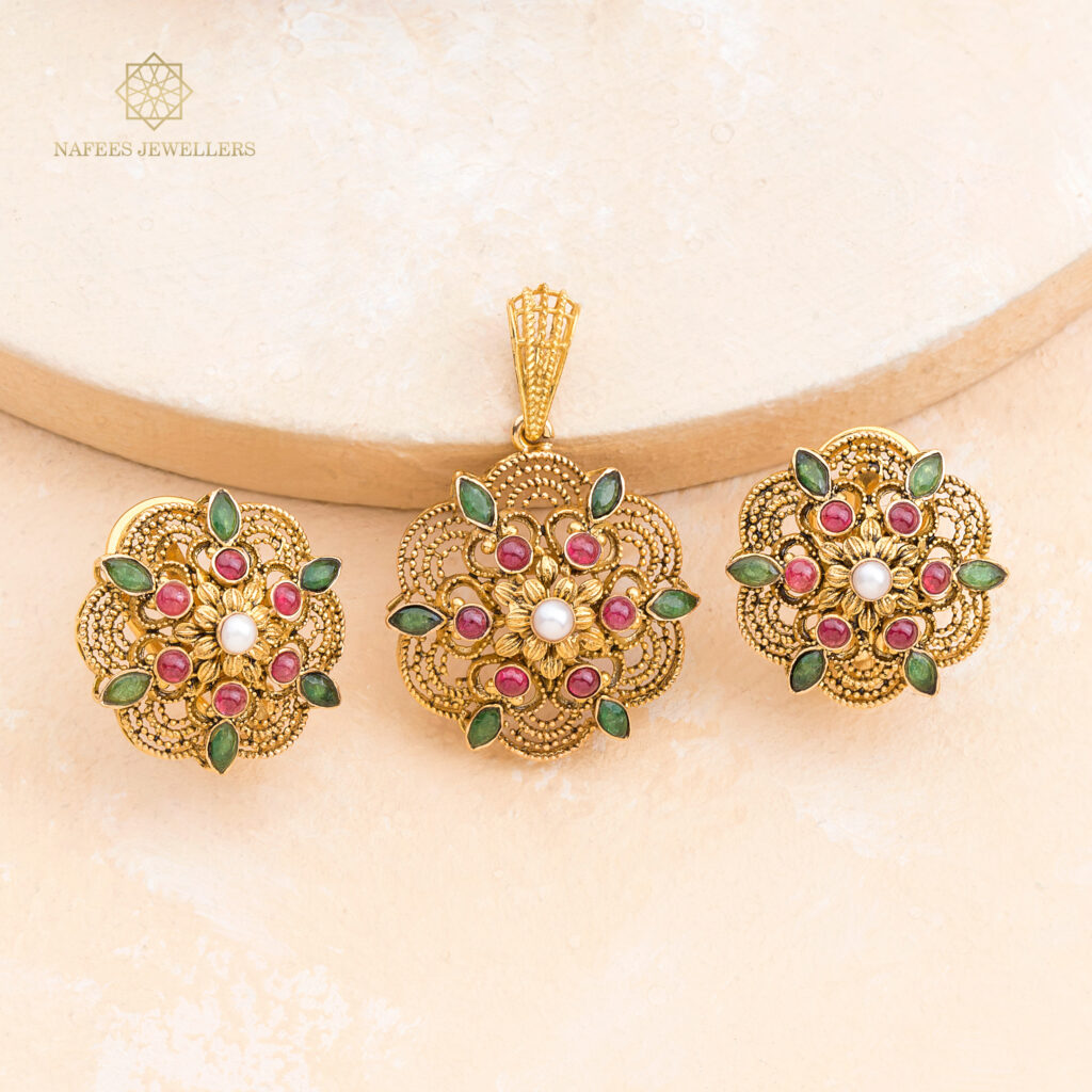 Fine gold pendant set by Hibaat