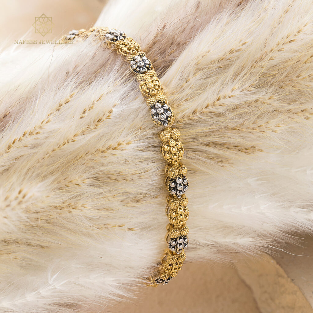 Fine gold bracelet by Hibaat