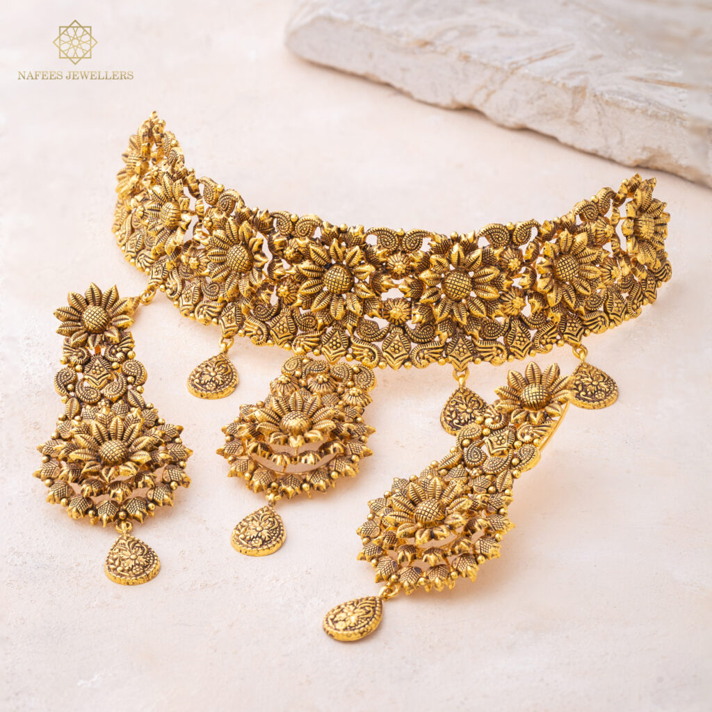 Fine gold necklace by Hibaat